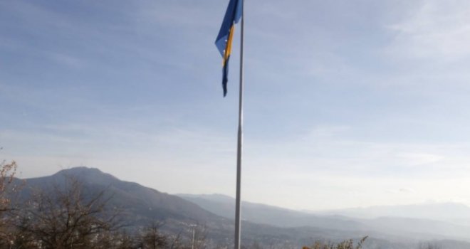 Abdulah Skaka 'zavijorio' najveću zastavu BiH i poručio: Neka se vidi sa svih strana Sarajeva!