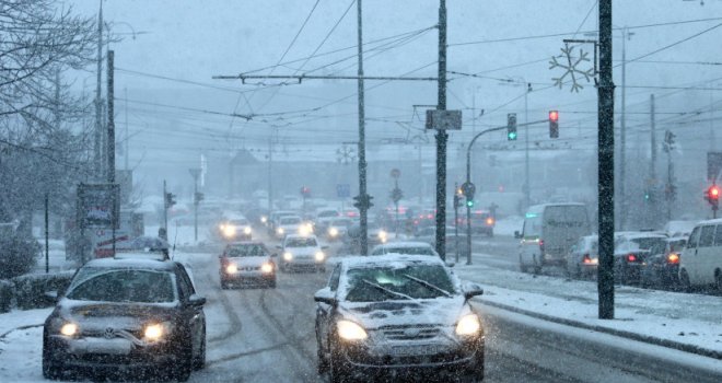 Snijeg izazvao haos, od sinoć u Sarajevu više od deset nesreća: Pogledajte kako vozač mercedesa ruši semafor