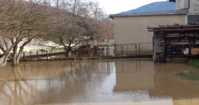 Nikad za tako kratno vrijeme voda nije došla do kuća: Nabujala Zujevina poplavila naselja oko Pazarića i Hadžića     