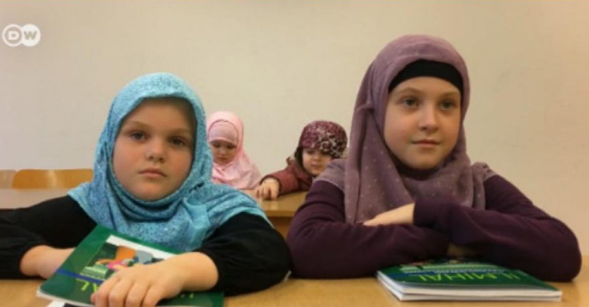 vjeronauka-djevojcice-pokrivene-islam