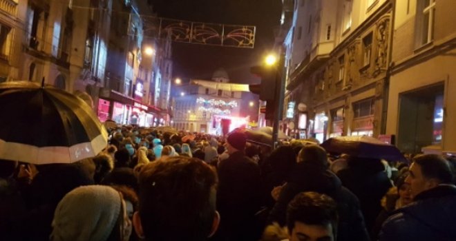 Mnoštvo Sarajlija pod kišobranima pjevalo s Crvenom jabukom: Završeno trodnevno novogodišnje slavlje