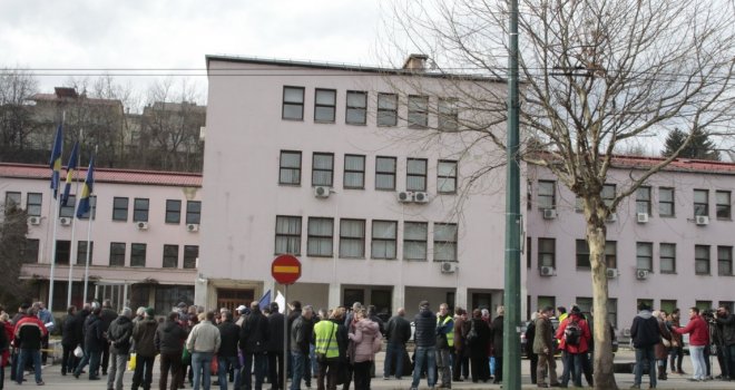 Radnici Željezare Zenica započinju štrajk glađu: Ne možemo više izdržati, nemamo od čega prehraniti porodice!