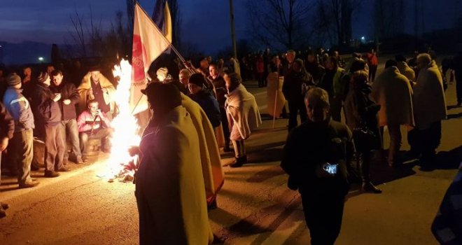 Gori vatra na magistralnom putu: Radnici Željezare pokušavaju da se ugriju, noć će provesti pod otvorenim nebom