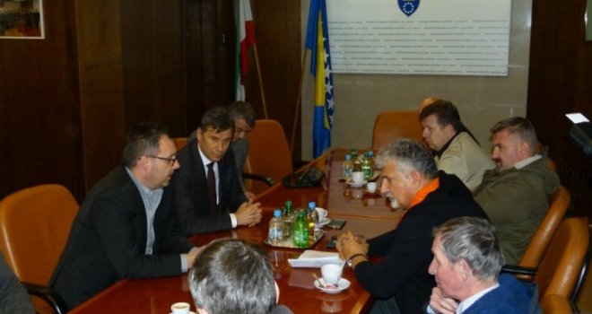 Premijer Novalić i ministar Džindić stigli u Zenicu, u toku sastanak u zgradi Vlade ZDK