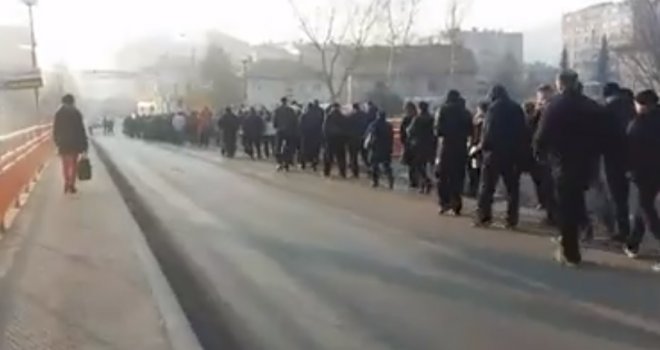Radnici 'Krivaje' blokirali saobraćaj, premijer Novalić stiže u petak
