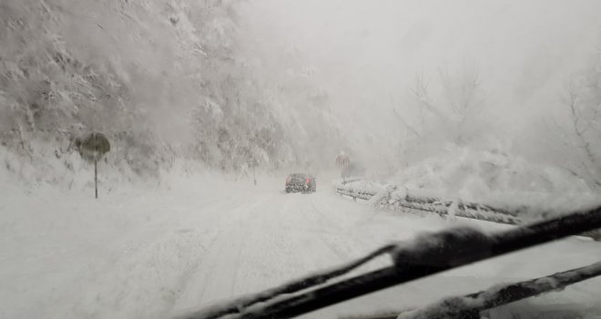Ovaj dio BiH potpuno je zatrpan snijegom, traži se pomoć vojske: A tek stižu nove padavine i debeli minusi