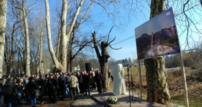 Otkriven spomenik Dženanu Memiću na Ilidži, tačno na mjestu gdje je mladić pao nakon povrede glave