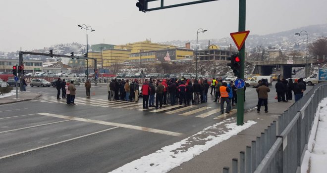 Radnici Hidrogradnje blokirali cestu ispred novog ureda premijera Novalića na Pofalićima