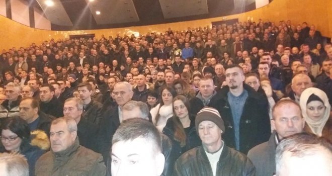 Kompletan Općinski odbor SDA Banovići napustio stranku: 300 ljudi skandiralo 'Mi smo Kukini'!