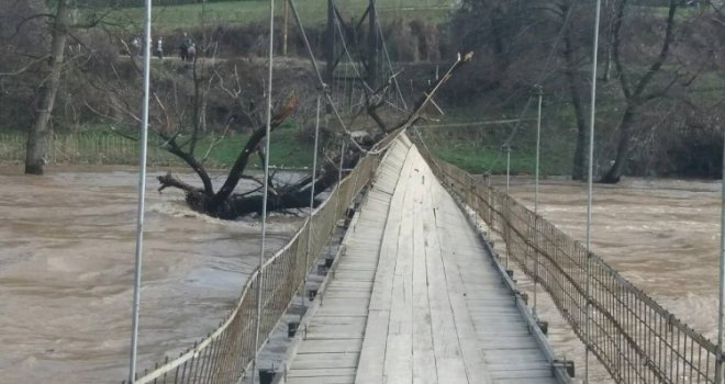 Uklonjeno plutajuće stablo koje je prijetilo da sruši viseći pješački most  