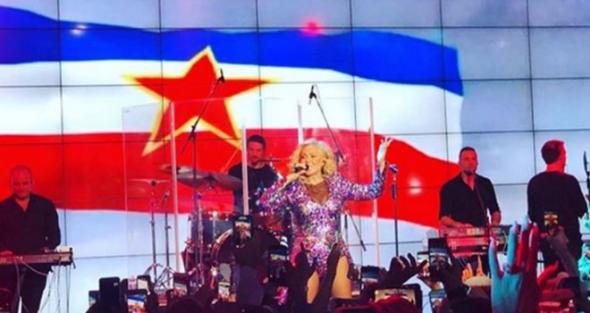Publika oduševljena: Brena zapjevala 'Jugoslovenku' u Torontu i raširila zastavu SFRJ