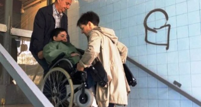 Teško oboljeloj mladoj Sarajki neophodan je invalidski lift, za ugradnju nedostaje još 2.000 dolara