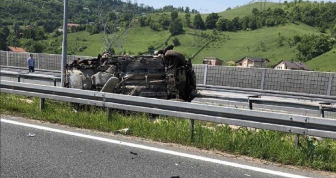Nesreća na autoputu kod Sarajeva: Automobil se prevrnuo na krov, policija na terenu