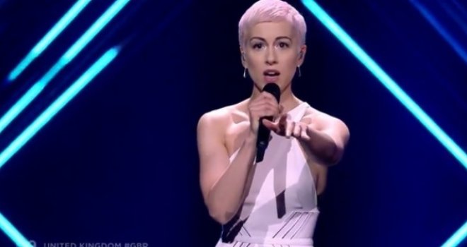 Incident na Evroviziji: Gledalac usred pjesme 'zaskočio' pjevačicu i oteo joj mikrofon iz ruku!