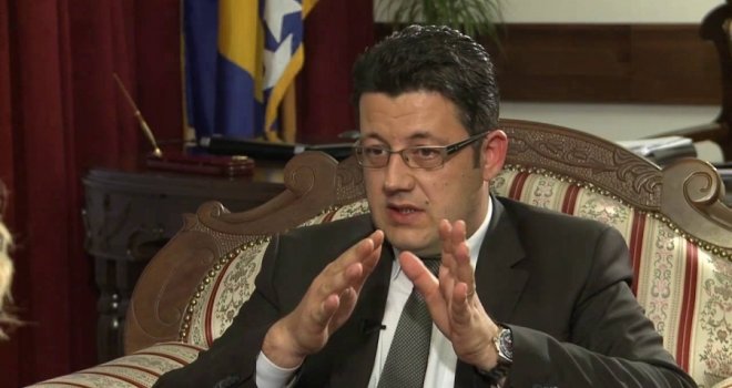 ČAMPARA: Za koga radi i ko plaća nelegalnog komesara Lasića!