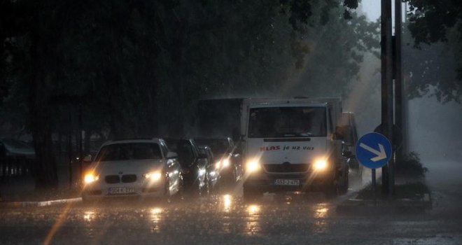 Veliko nevrijeme praćeno kišom i gradom poharalo Mostar, a iz Federalnog hidrometeorološkog zavoda za sutra najavljuju...