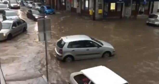 Centar Sarajeva ostao pod vodom: Vrhovni sud FBiH, ministarstva, BBI, Cinema City, škole...