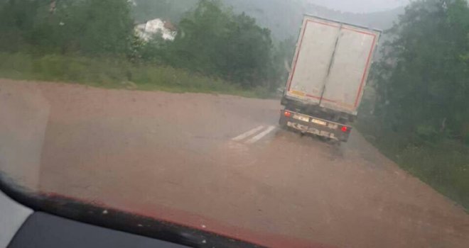 Rijedak fenomen: Krvava kiša zahvatila Bosnu i Hercegovinu