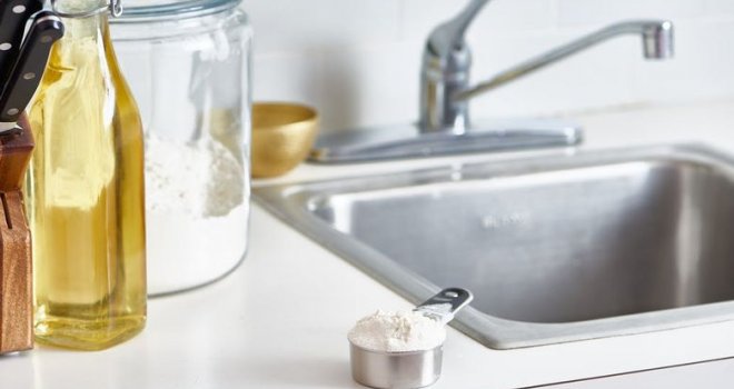 Trik koji niste znali: Evo zašto sudoper treba čistiti brašnom!