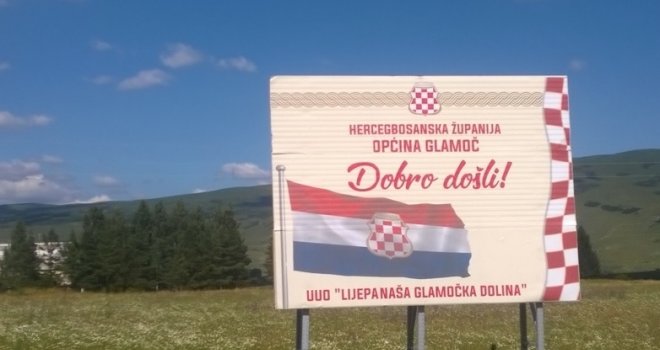 Stanovnici Glamoča šokirani potezom komšija Hrvata: Postavljen bilbord sa zastavom tzv. Herceg-Bosne