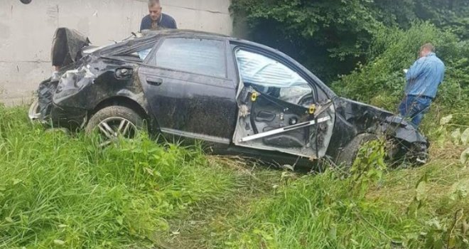 Djevojka (24) poginula u teškoj saobraćajnoj nesreći kod Breze, vozač nepovrijeđen