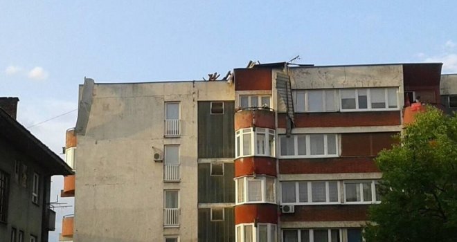 Veliko nevrijeme izazvalo haosu u ovom bh. gradu: Vjetar lomio drveće i skidao krovove sa zgrada