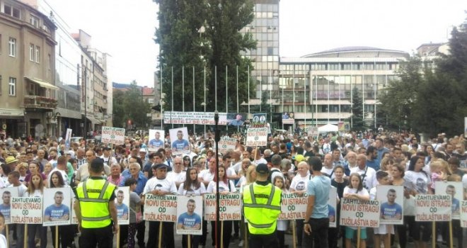 Više hiljada građana na protestu u Sarajevu, intervenisala Hitna pomoć: 'Dženan je bio ponos generacije...'