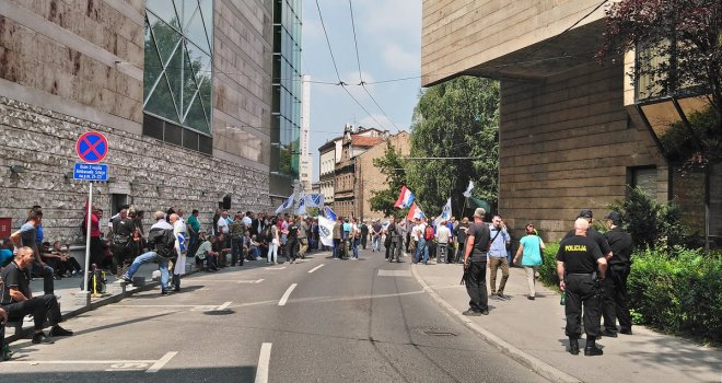 Bivši borci blokirali saobraćaj u centru Sarajeva: 'Imamo plan B, neće biti dobro ako ne usvoje zakon!'