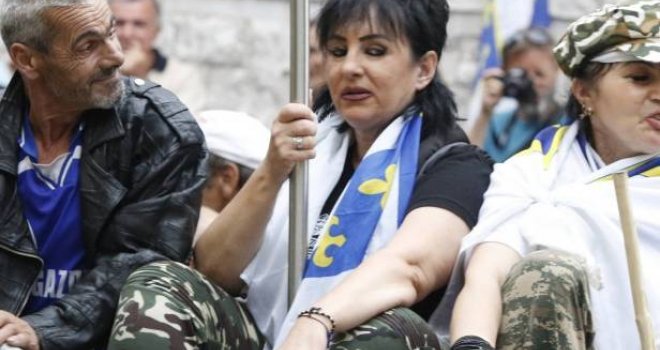 Ko je Esma Turulja, žena koja je željeznom šipkom nasrnula na reportere Klixa i Al Jazeere Balkans? 