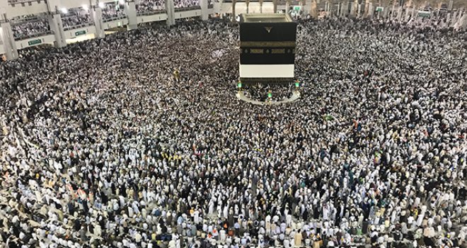 Sabah-namaz u Mekki: Stotine hiljada muslimana na jutarnjoj molitvi 