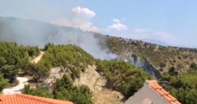 Širi se požar na Jadranu: Aktivirano pet kanadera i jedan AirTractor, vatra se približava kućama