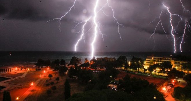 Snažne oluje poharale jadransku obalu: Grom udario turistu u Istri, Dubrovnik pod vodom...