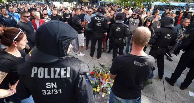 Jezivi prizori u Njemačkoj: Huligani i radikali otjerali policiju s ulica i mlatili sve koji im nisu izgledali kao Nijemci