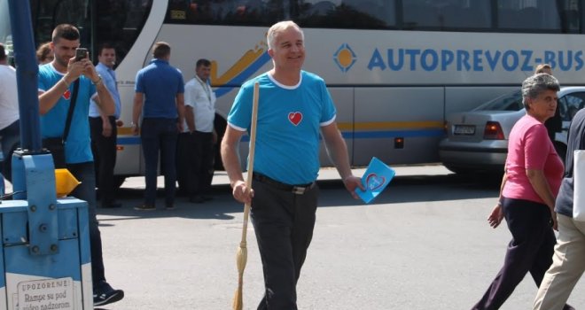 Lijanović u kampanju krenuo autobusom i sa metlom u ruci, pa doživio lakšu saobraćajnu nesreću