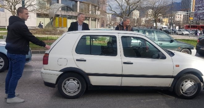 Jerko Ivanković Lijanović u službi građana: Pomogao pogurati automobil Sarajlijama