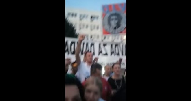 Haos u Banjaluci, Davor Dragičević i sve više građana skuplja se ispred MUP-a RS: 'Otvoreno mi prijete smrću!'