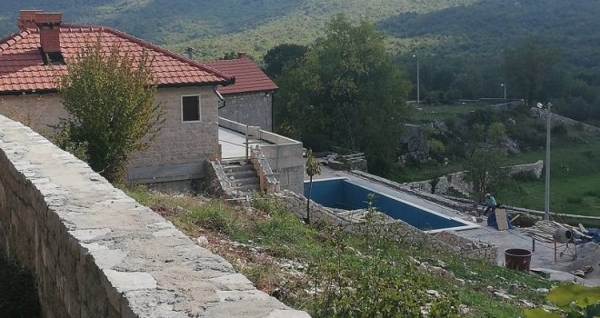 Pogledajte ekskluzivne snimke nestvarne hacijende Dodikove desne ruke u Hercegovini: I asfalt 'doveo' u pusto selo!