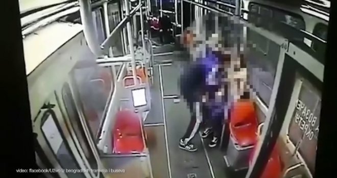 Užas u tramvaju: Manijak spopao tinejdžerku (15), putnici sve nijemo gledali, dok se ona borila za dah... 