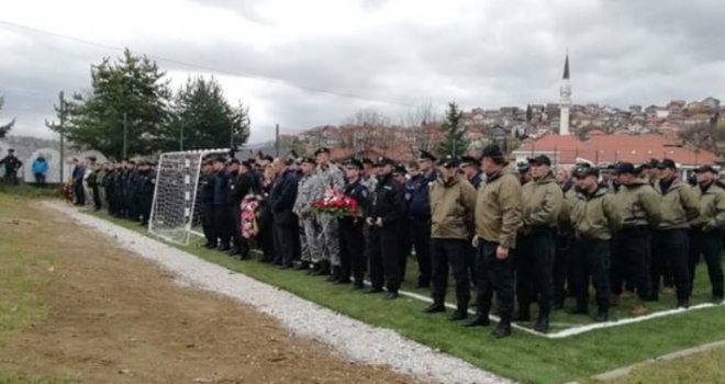 Suze i bol na dženazi ubijenom policajcu Adisu Šehoviću: Porodica, prijatelji, stotine kolega ga ispratili na počinak