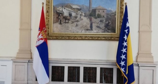 Komšić i Džaferović osudili postavljanje zastave RS uz zastavu BiH  tijekom Dodikovog primanja novog ambasadora Srbije