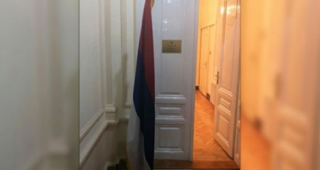 Dok Džaferović i Komšić praznuju: Ispred kabineta Milorada Dodika opet stoji zastava Republike Srpske 