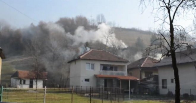 Misterija kod Kaknja: Gori ugalj u utrobi zemlje, dimi se 30-ak metara od kuća