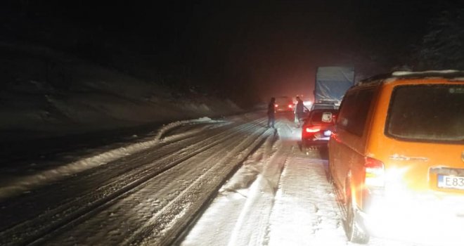 Nove snježne padavine usporavaju saobraćaj na bh putevima: Doznajte na kojim dionicama je kritično