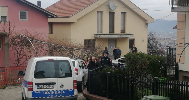 Ko će 'držati psa da ne ometa pretres': Policija pred kućom Dragičevića, inspektor tvrdi da 'nema razloga za sumnju'
