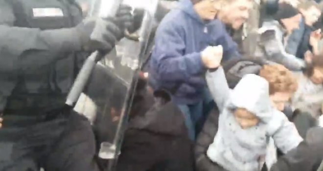 Pogledajte najpotresniji video s jučerašnjih protesta u Banjoj Luci: Policija se nagurava sa malim djetetom!