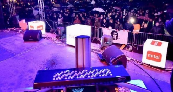 Napeta noć u Banjaluci: Jake policijske snage potisnule građane sa Trga Krajine, otkazan koncert Harisa Džinovića