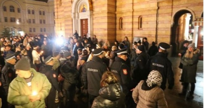Banjaluka: Policija upozorava građane da se ne okupljaju, Suzana Radanović zapalila svijeću i poručila...
