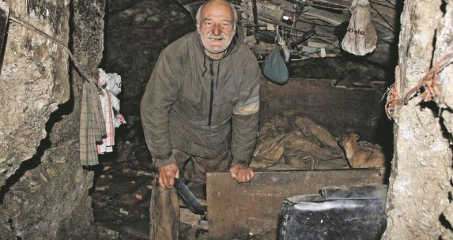 Pećinski čovjek iz Zenice otkrio zašto živi u rupi u kamenu: 'Mrzim svaku državu i vlast, zato sam se odvojio od svega'