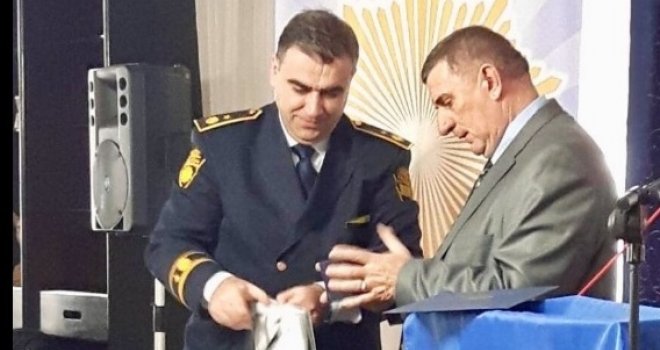 Poklonili mu pištolj: Dragan Lukač ispraćen u penziju, ali u zvaničnom saopštenju FUP-a jedan 'detalj' je prešućen...