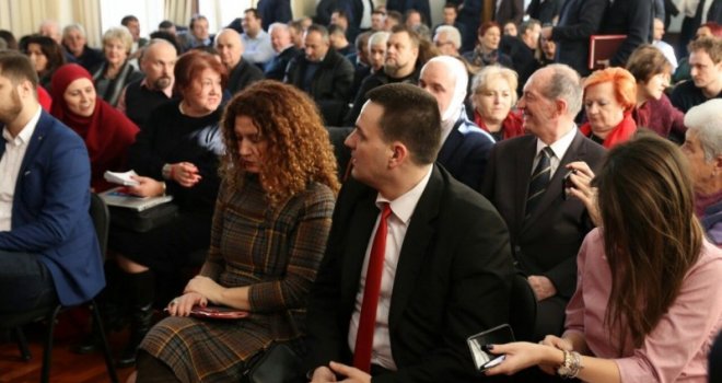 Drama na sjednici SDP-a, podjele sve veće: Damir Nikšić 'uletio' i prisutnima rekao da su izdajnici, pa ga izbacili iz sale! 